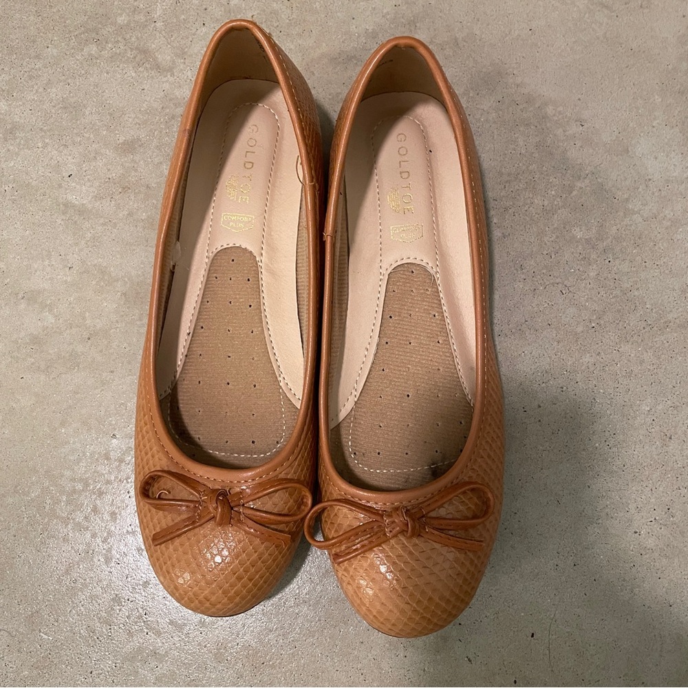 Gold Toe camel snake skin flats with bow detail. EUC size; 7.5